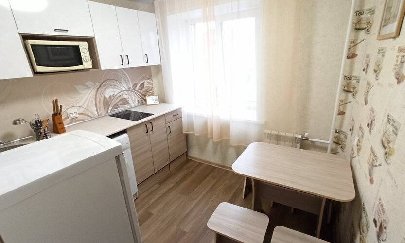 Диван И Чемодан На Красном 59