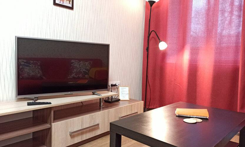 Диван И Чемодан На Красном 59