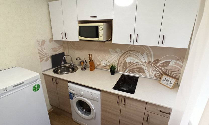 Диван И Чемодан На Красном 59