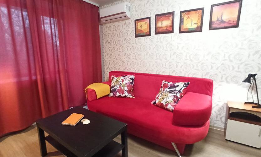 Диван И Чемодан На Красном 59