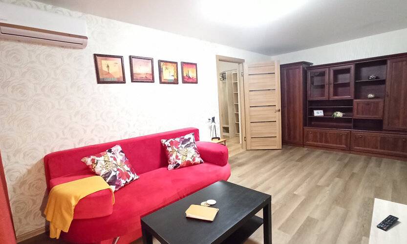 Диван И Чемодан На Красном 59