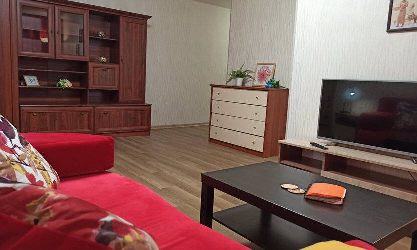 Диван И Чемодан На Красном 59