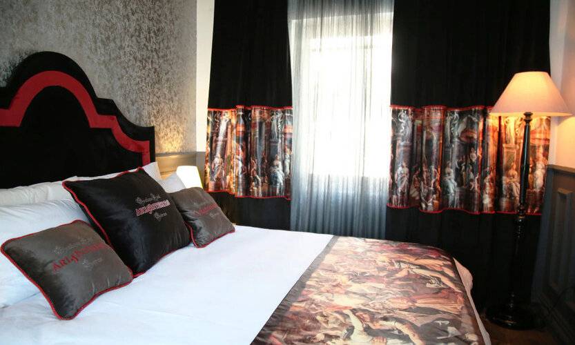 Art & Interiors