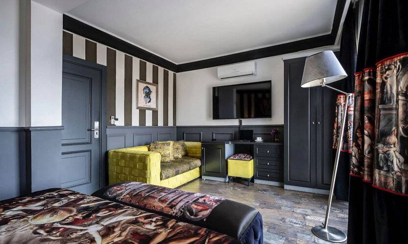 Art & Interiors