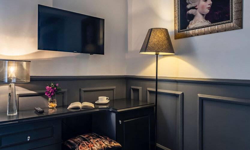 Art & Interiors