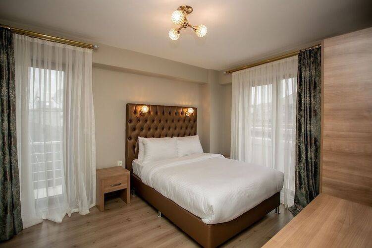 Lavin Hotel & Suites
