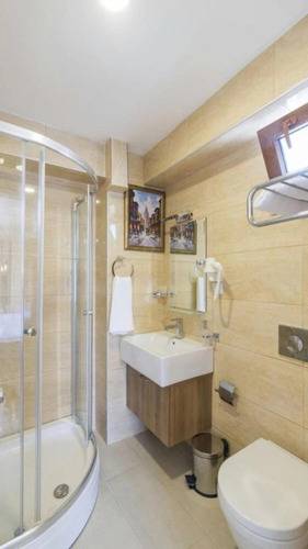 Lavin Hotel & Suites