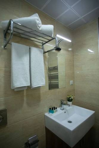 Lavin Hotel & Suites