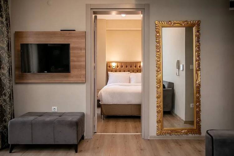 Lavin Hotel & Suites