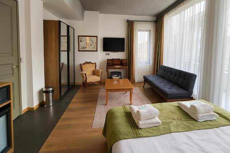 Aleksandr Pera Hotel
