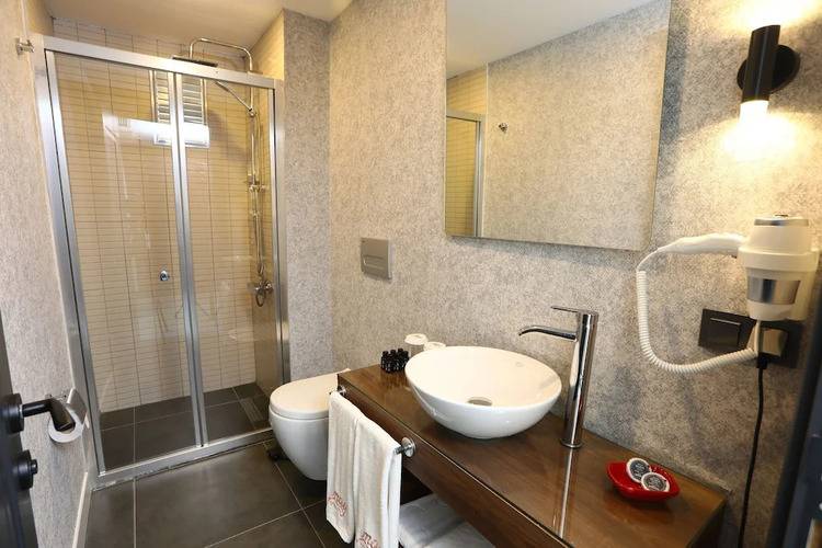 Askadar May Hotel