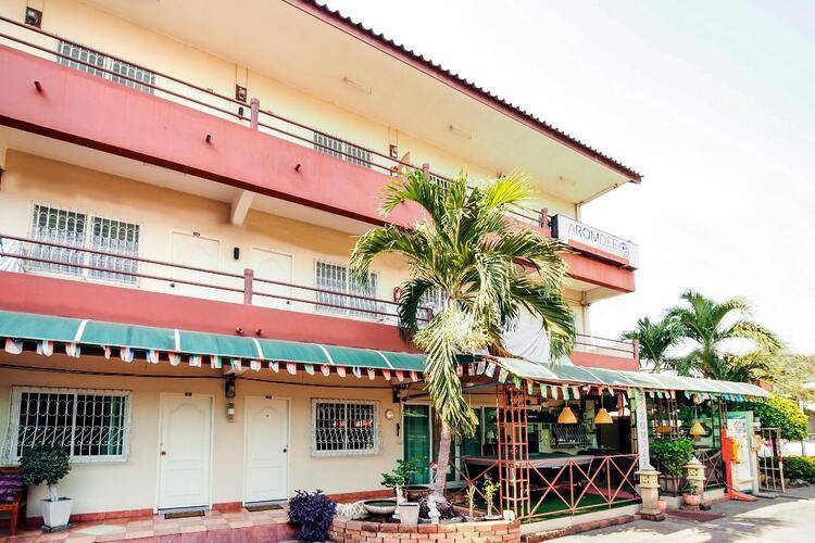 838 Aromdee Apartment