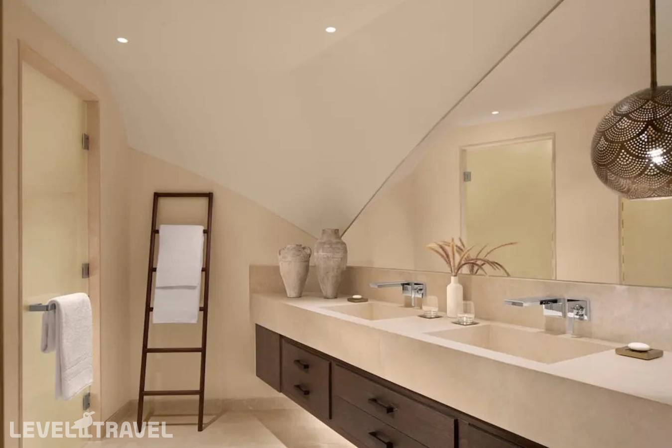 фотографии отеля Nujuma, A Ritz-Carlton Reserve в Саудовская Аравия(о. Уммахат) - фото №2