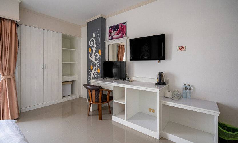 Santi White House Patong Hotel