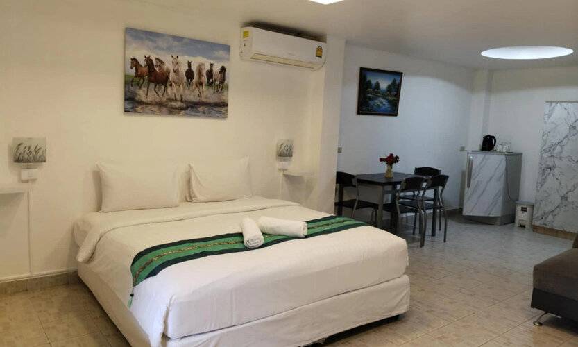 Phratamnak Inn - 100 Meter From Beach
