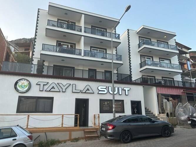 Tayla Suit