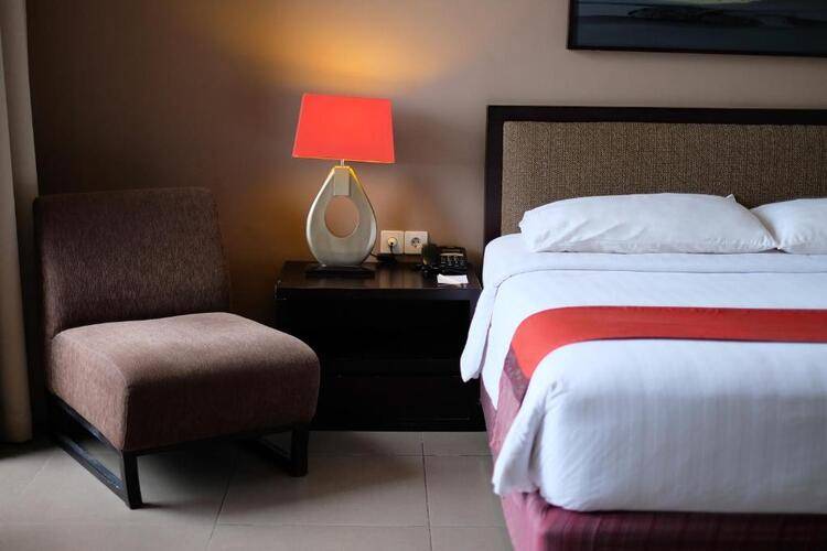 100 Sunset Hotel And Ballroom