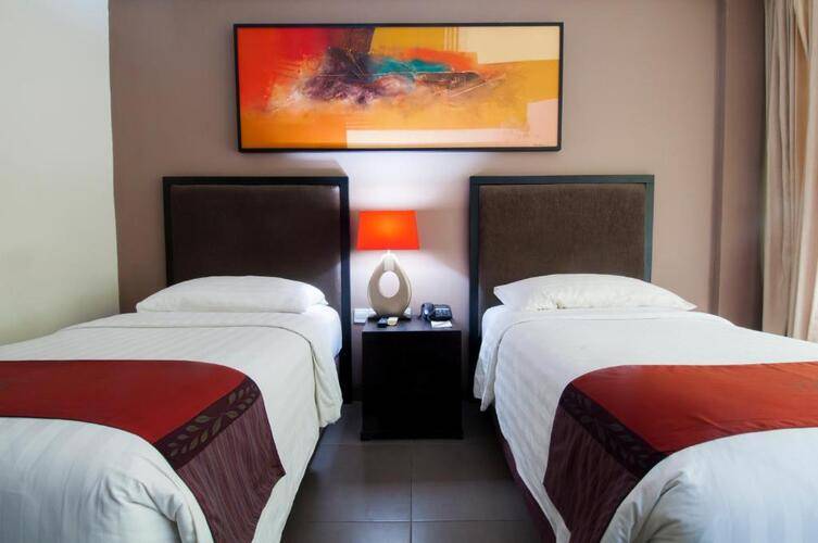 100 Sunset Hotel And Ballroom