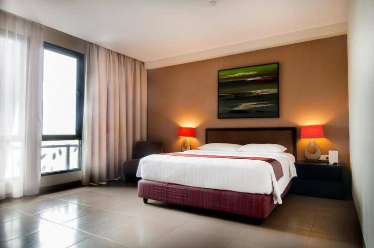 100 Sunset Hotel And Ballroom