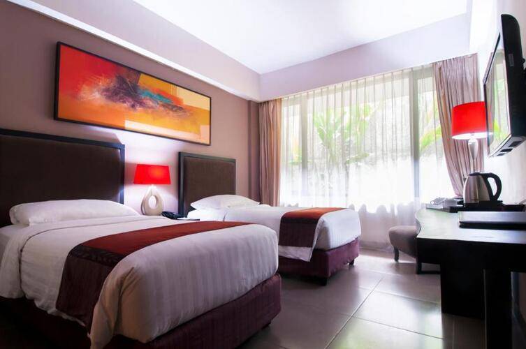 100 Sunset Hotel And Ballroom