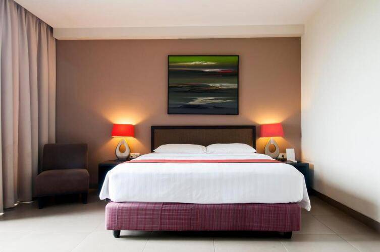 100 Sunset Hotel And Ballroom