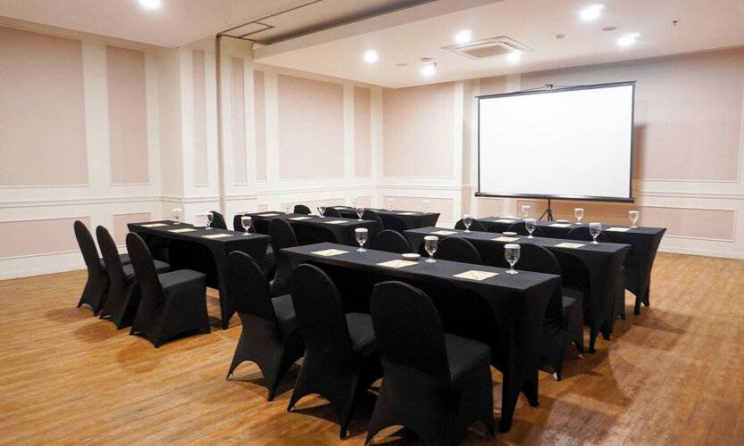 Maxonehotels.Com At Glodok