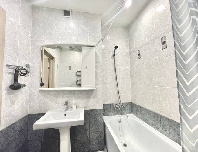 Большая Однокомнатная Квартира Сети "Panapartments" На Центральной Улице Города