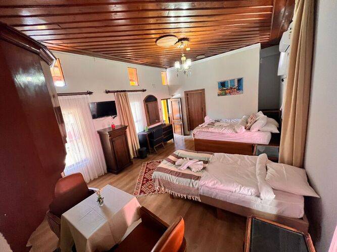 Hotel Tarihi Sari Konak