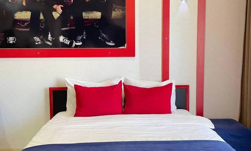 Rock Hotel First Line
