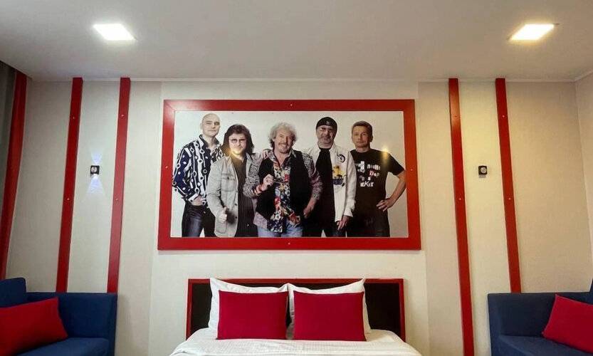Rock Hotel First Line