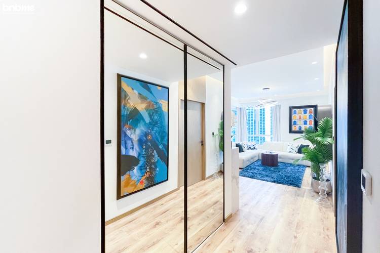 Апартаменты Upscale Modern Designer Interiors 1902