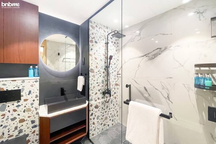 Апартаменты Upscale Modern Designer Interiors 1902