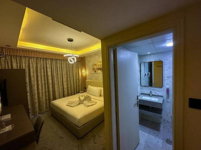 Gold Sky Avenue Hotel