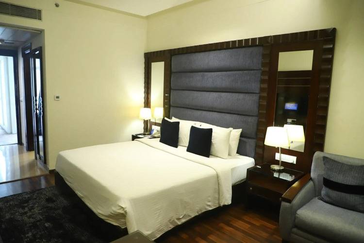 Deventure Sarovar Portico Kapashera