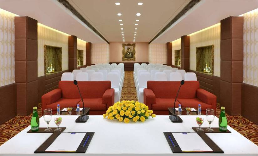 Taurus Sarovar Portico