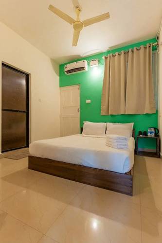 Woodpegger By The Beach