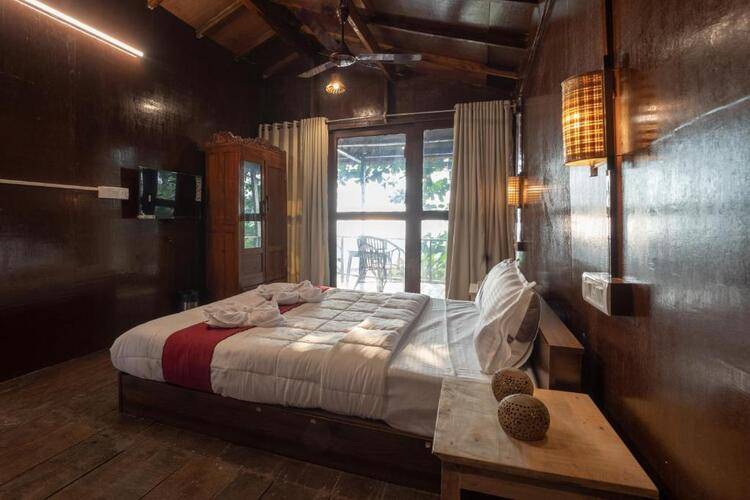 Woodpegger By The Beach