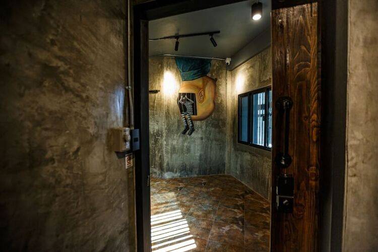 Episode 11 Hostel