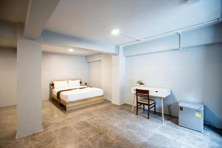 185@Surawong Residence