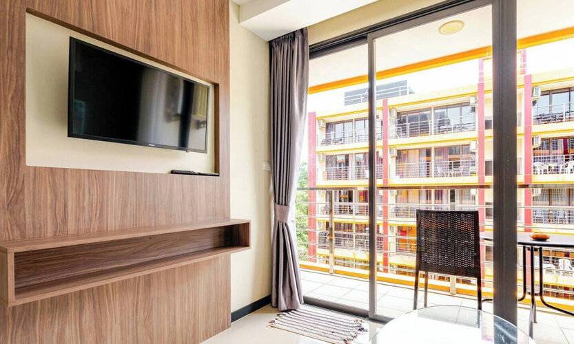 Naiharn Pearl Condo Hotel By Villacarte