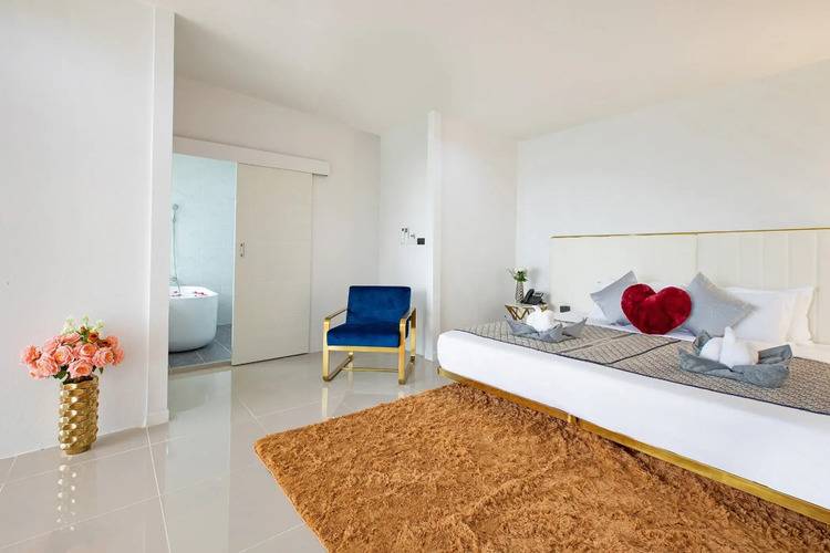 Курортный Отель Nariya Bayfront Phuket