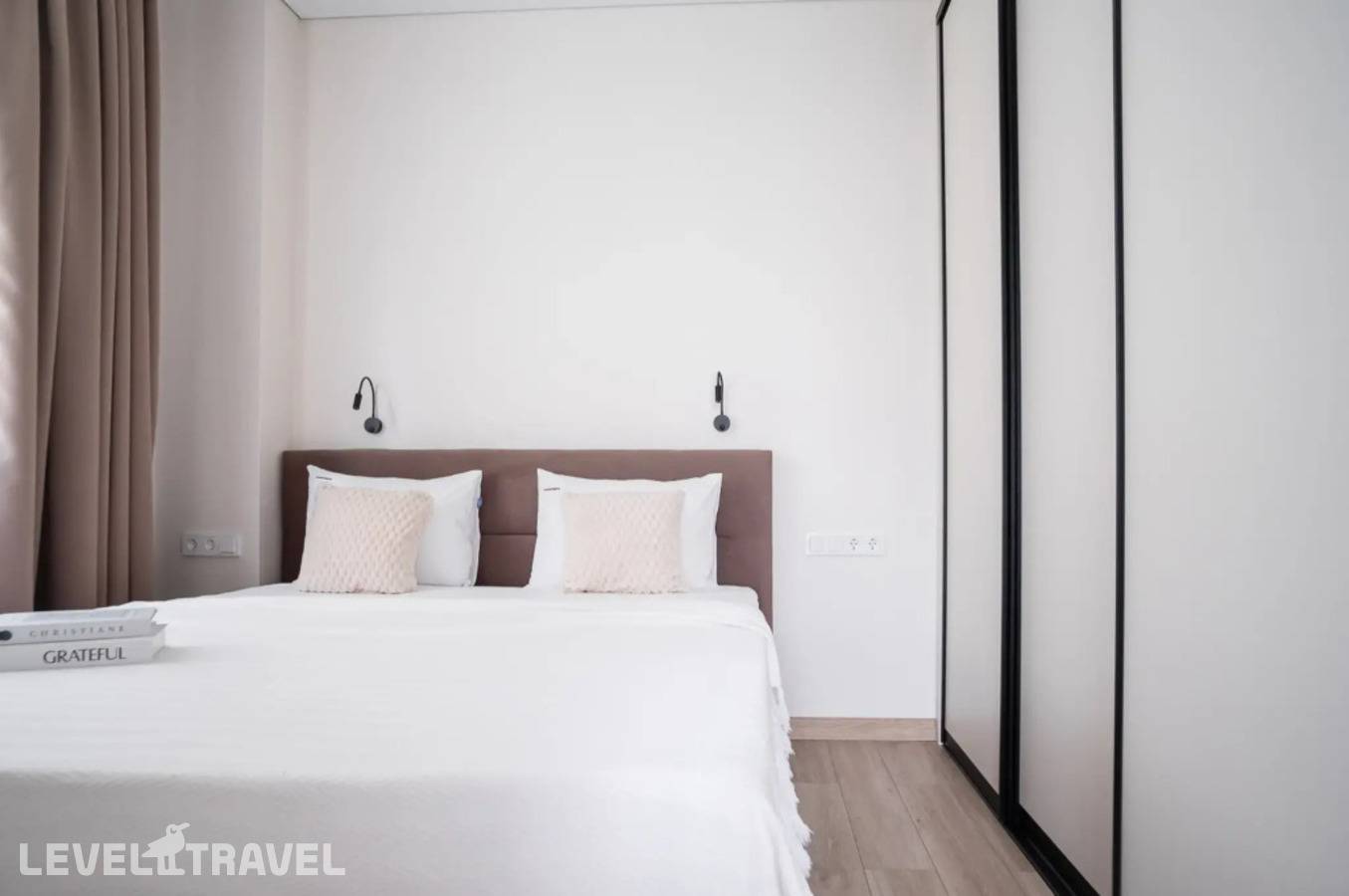 фотографии отеля Апартаменты Red Apartments Арт Лайт Сити Апартамент Джованни в Россия(Сириус) - фото №9