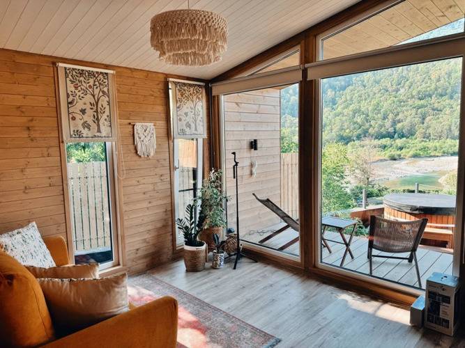 Частный Дом Тишина В Горах С Горячей Купелью На Берегу Живописной Реки