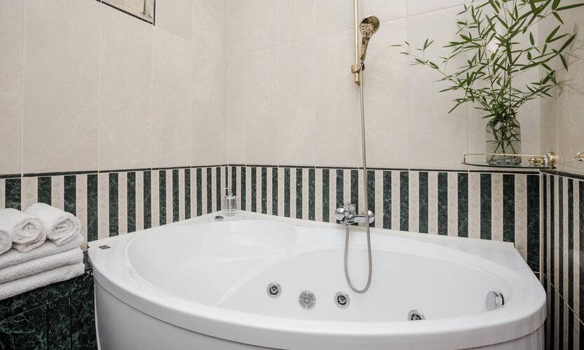 Na Esaulenko 4/6 (На Есауленко 4/6)