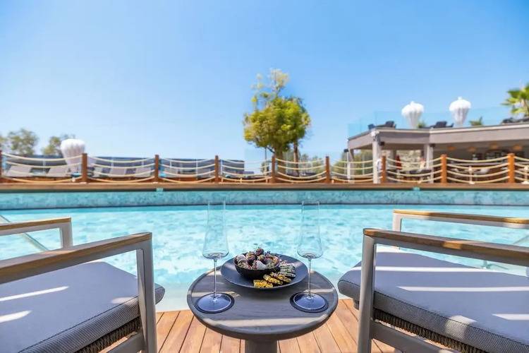 Qlusive Hotel