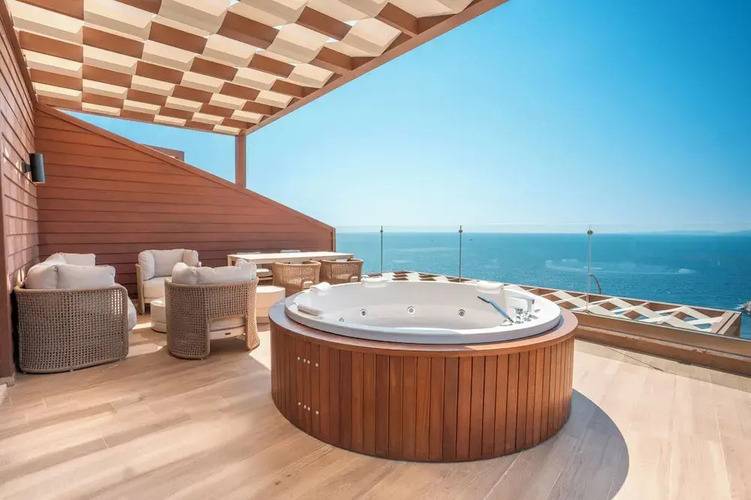 Qlusive Hotel