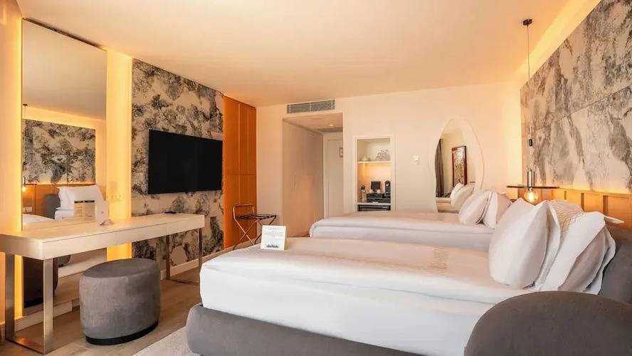Qlusive Hotel