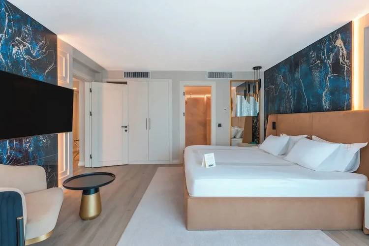 Qlusive Hotel