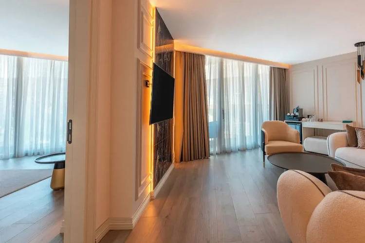 Qlusive Hotel