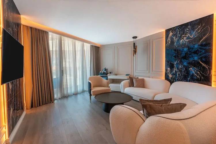 Qlusive Hotel